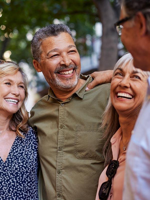 Groupe de seniors souriants