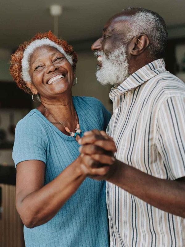 Couple de personnes âgées souriantes
