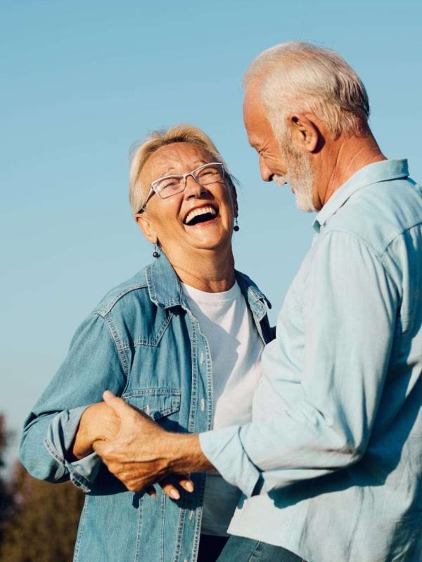 Couple de personnes âgées souriantes