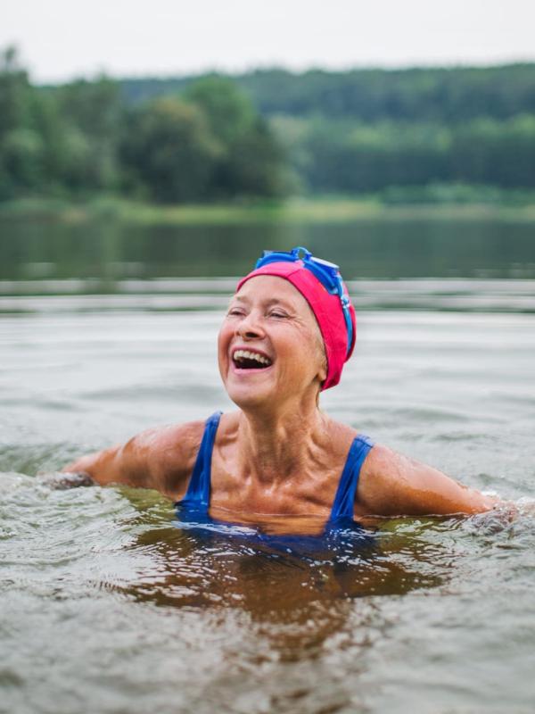 Femme âgée nageant dans une étendue d'eau