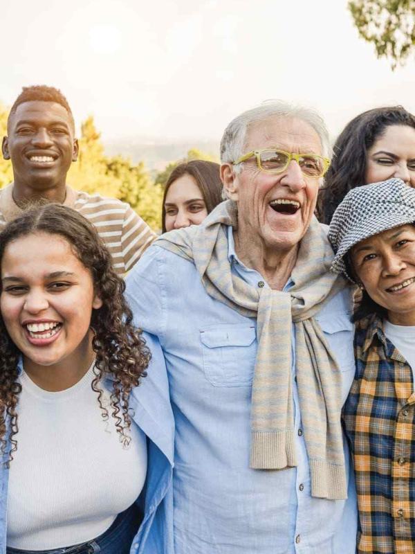 Groupe de personnes de tout âge souriantes