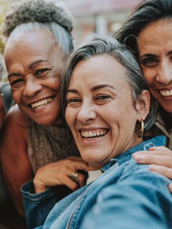 Trois femmes souriantes