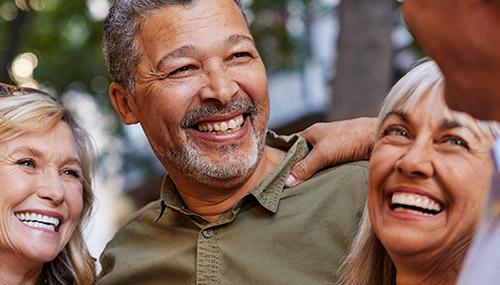 Groupe de seniors souriants