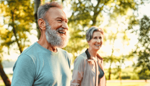 Couple souriant en promenade