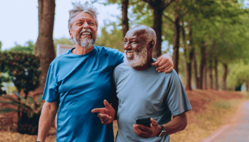 Deux hommes âgés qui rient en marchant