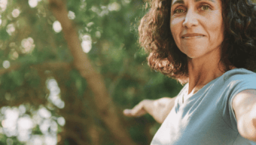 Femme souriante en position de yoga