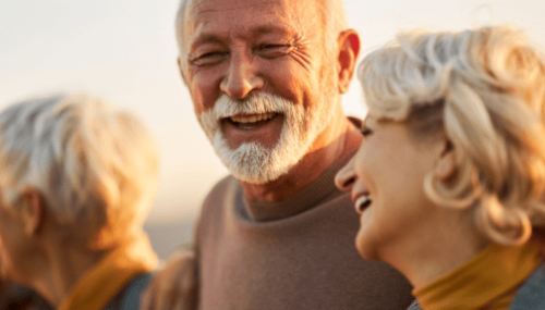 Groupe de personnes âgées souriantes au soleil
