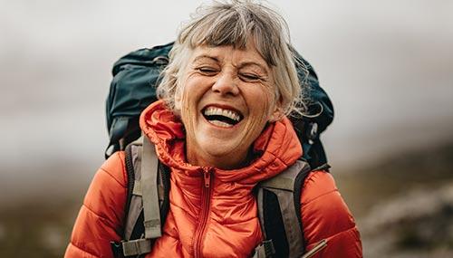 Femme souriante avec un sac à dois