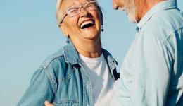 Couple de personnes âgées souriantes