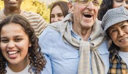 Groupe de personnes de tout âge souriantes