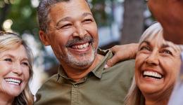 Groupe de seniors souriants