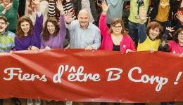 Collaborateurs portant une bannière Fiers d'être B Corp