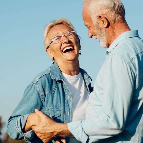 Couple de personnes âgées souriantes
