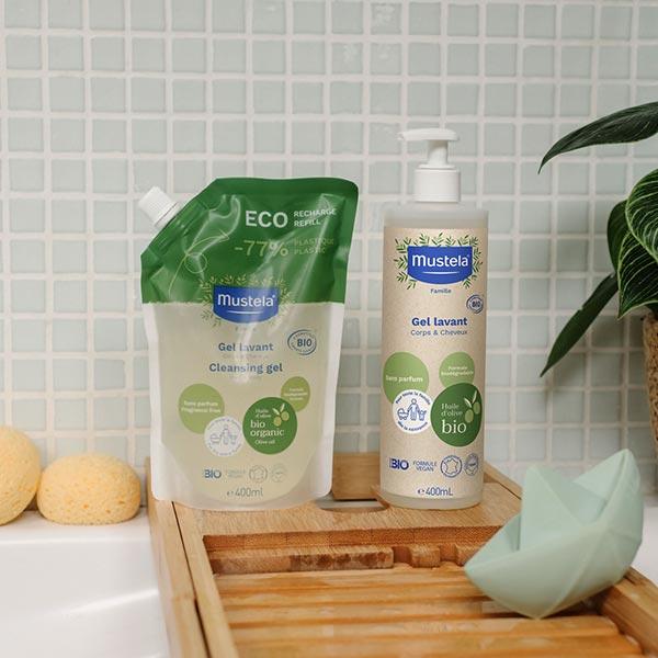Tubo de Mustela certificado como ecológico en una estantería con plantas