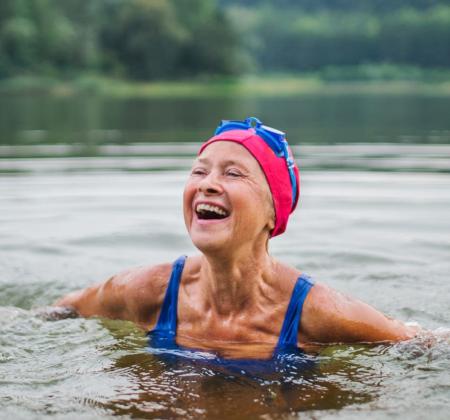 Femme âgée nageant dans une étendue d'eau