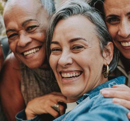 Trois femmes souriantes