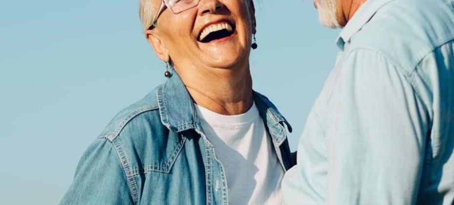 Couple de personnes âgées souriantes