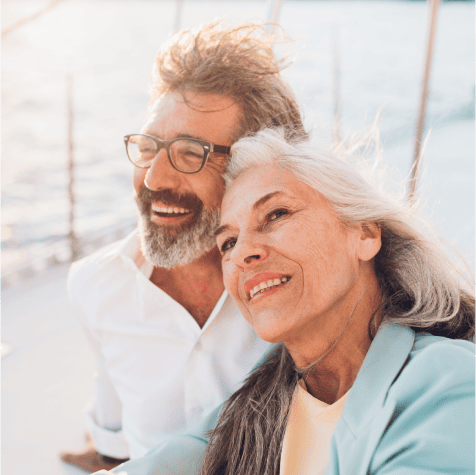 Couple - Femme ayant la tête sur l'épaule de l'homme