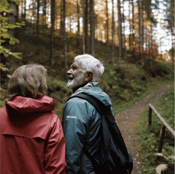 Couple de personnes âgées en randonnée
