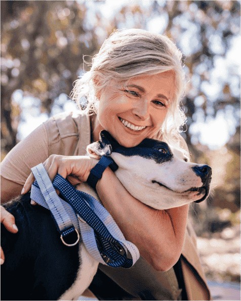 Femme âgée avec son chien