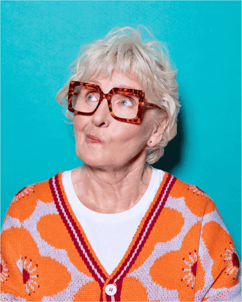 Femme en pull orange - Reflexion