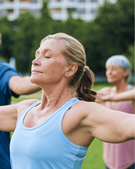 Femme faisant du yoga