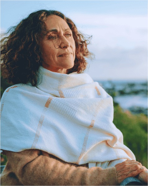 Femme regardant l'horizon