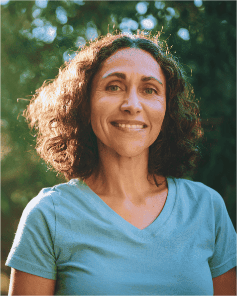 Femme souriante au soleil