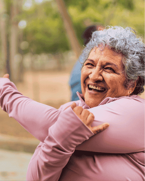 Femme souriante qui s'étire