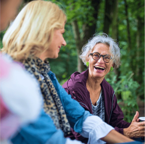Femmes discutant et souriantes