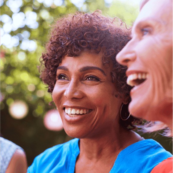 Femmes souriantes