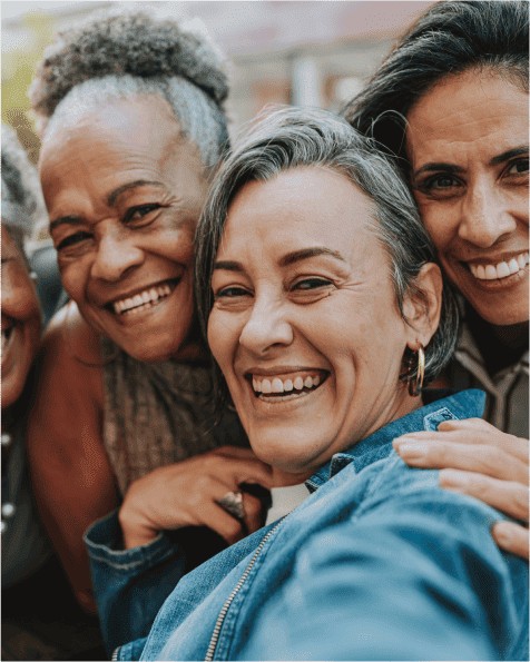 Groupe de femmes âgées souriantes