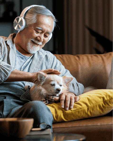 Homme qui caresse sont chien