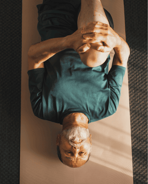 Homme qui s'étire sur un tapis