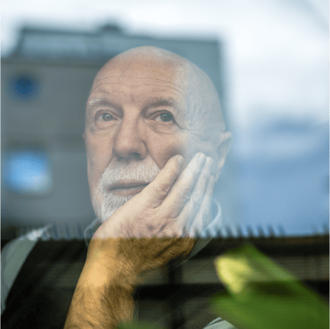 Homme regardant à travers une fenêtre