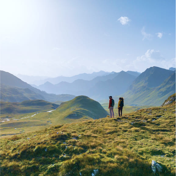 Randonneurs face aux montagnes