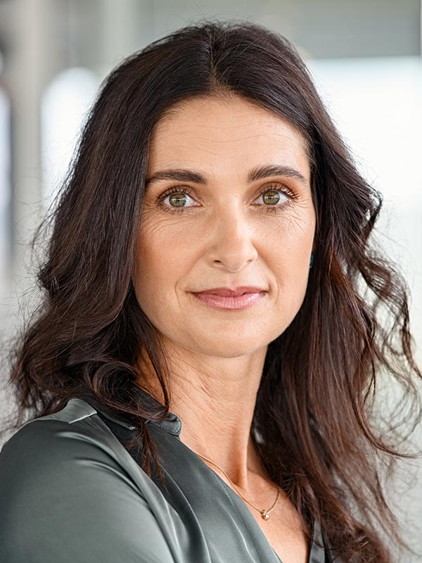 Femme quadragénaire qui sourit