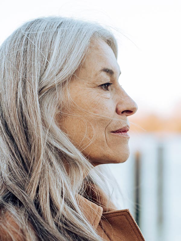 Femme âge de profil regardant au loin