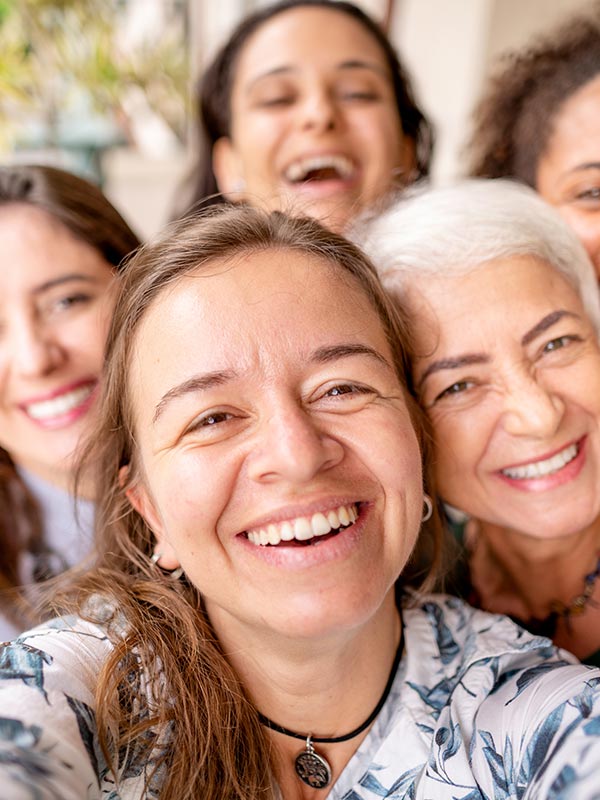 Groupe de femmes qui sourient
