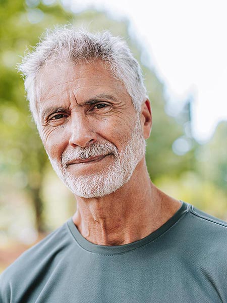 Homme sportif de 60 ans