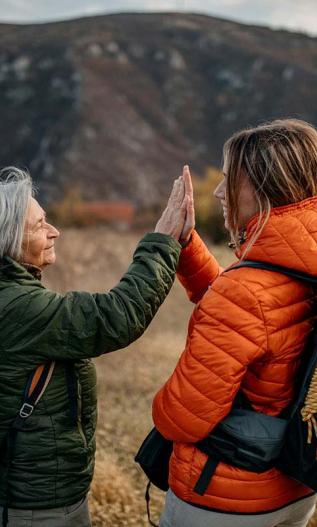 Deux dames qui se tapent dans la main